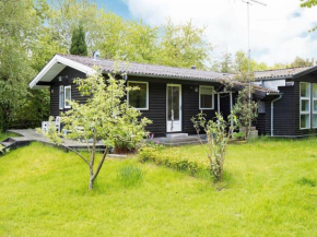 Chic Holiday Home in Hovedstaden with Terrace, Dronningmølle